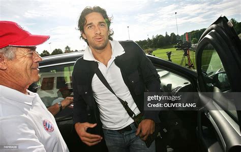 Bayern Munich's new recruit Italian striker Luca Toni arrives for a... News Photo - Getty Images