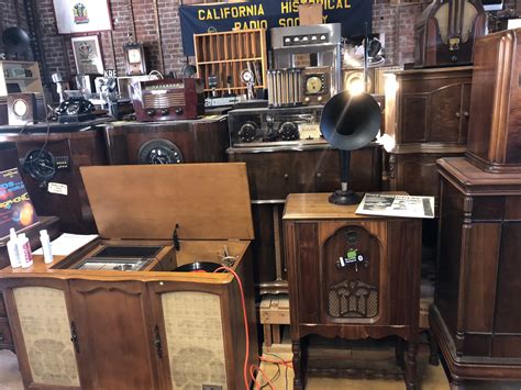 PHOTOS: Radio Relics Aplenty at Antique Radio Swap Meet | KQED