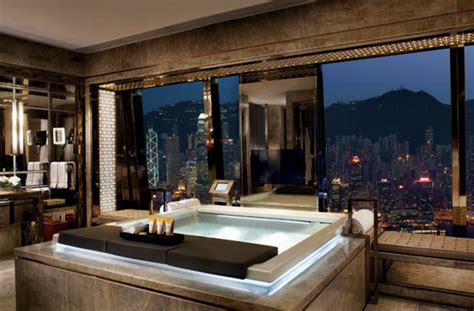 10 Hotel Bathrooms with Stunning Views