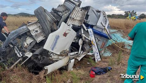 Aparatoso accidente con el vuelco de un camión en la A-66 con un fallecido - Tribuna de Salamanca.