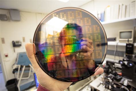 IBM builds graphene chip that's 10,000 times faster, using standard CMOS processes - ExtremeTech