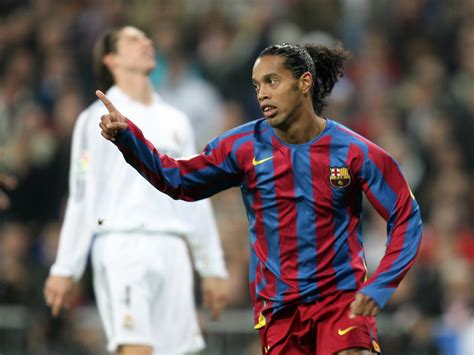 Download FC Barcelona Ronaldinho Sports HD Wallpaper