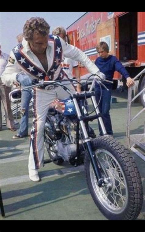 Stunt performer Evel Knievel '1971' He set new world record by jumping ...