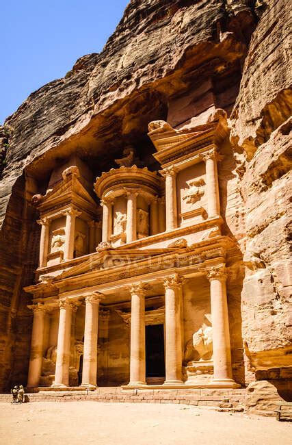 Al Khazneh building carved into cliff face, Petra, Jordan, Jordan — low ...