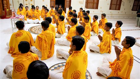 Rajkot Gurukul - Students of Swaminarayan Gurukul Rajkot pay tribute to ...