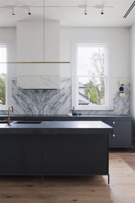 10 Solid and Dramatic Marble Kitchen Backsplashes