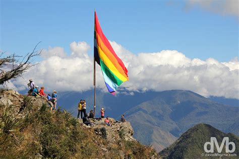Inca Flag Montana Machupicchu - Worldwide Destination Photography & Insights