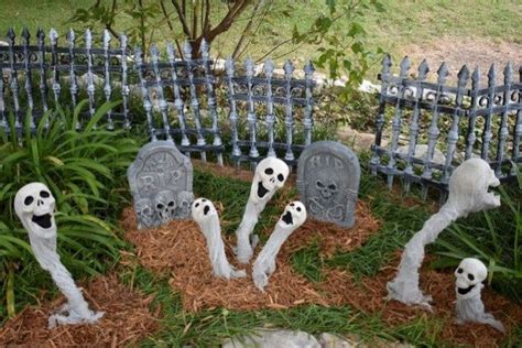 47 More Scary DIY Outdoor Halloween Decorations | Outside halloween ...