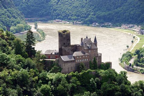 Burg Katz (Burg Neukatzenelnbogen) - Rheinland-Pfalz Germany. Summer ...