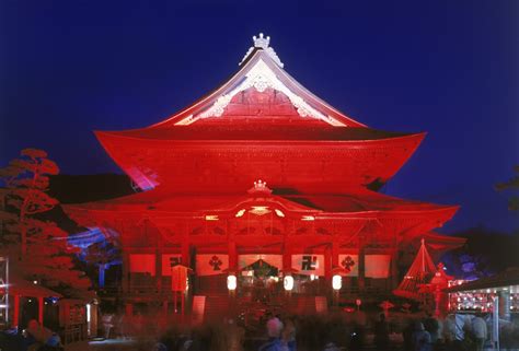 1-Day Tour: Snow Monkeys & Zenko-ji Tomyo Lantern Festival - SNOW MONKEY RESORTS