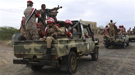 Yemen crisis: Dozens of soldiers killed in air strike - BBC News