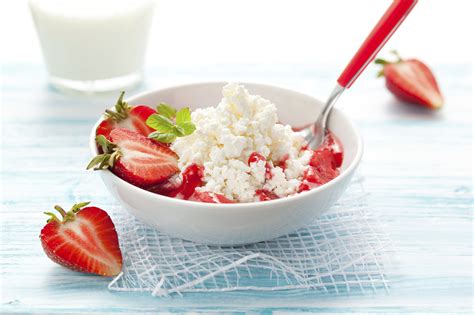 Cottage Cheese With Berries | No Bread Needed: 22 Low-Carb Snack Ideas | POPSUGAR Fitness