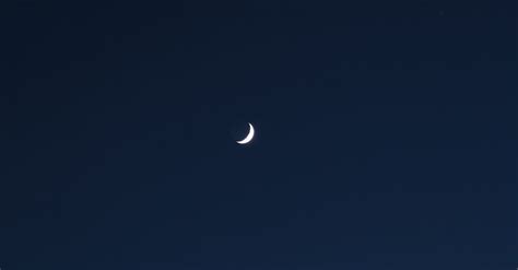 Crescent Moon in Night Sky · Free Stock Photo