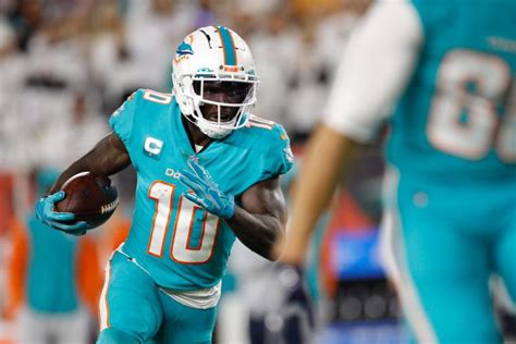 Tyreek Hill injury update: Dolphins WR returns to game after being ...