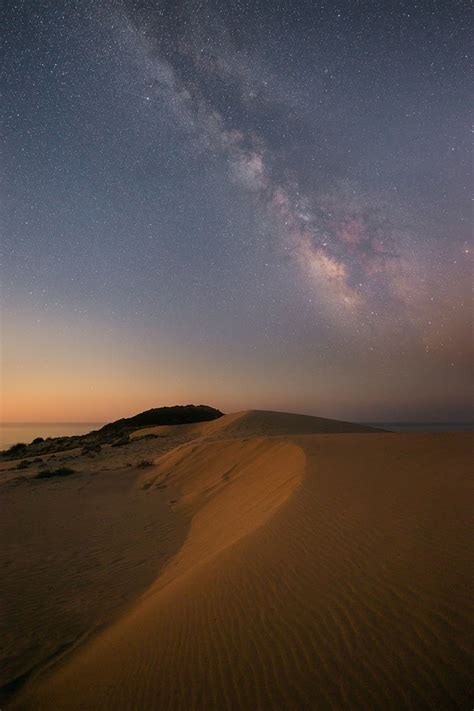 Milky Way over sand dunes - Photorator