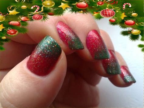 christmas glitter red-to-green gradient nails #christmasnails Christmas ...