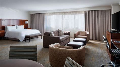 Hotel Rooms and Suites in Burbank, CA | Los Angeles Marriott Burbank ...