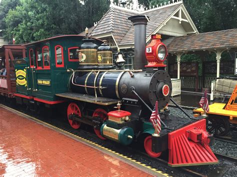 Disneyland Railroad Steam Train - TrainChasers.com