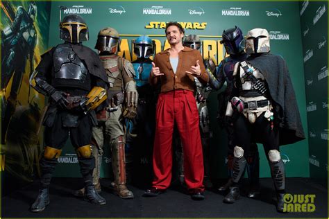 Pedro Pascal Hangs With Many Mandalorians at 'The Mandalorian' Season 3 ...