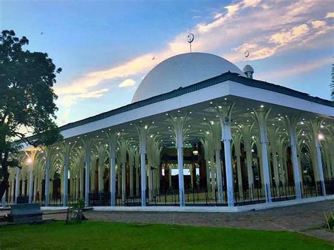 Masjid Agung Al-Falah : Harga Tiket, Foto, Lokasi, Fasilitas dan Spot ...