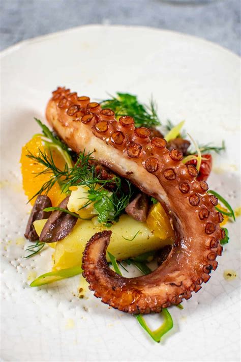 Pin by Sławomir on Koszyki Sałatki | Octopus recipes, Yummy seafood ...