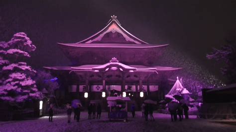 長野県 五色にライトアップされた雪の善光寺 In the snow, Zenkoji temple, which is lit up to ...