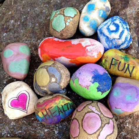 Art with Rocks :: 18 Ways to Use Rocks in Kids Art