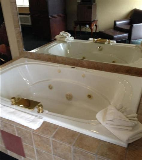 25 Hotels with Hot Tub in Room in Branson, MO