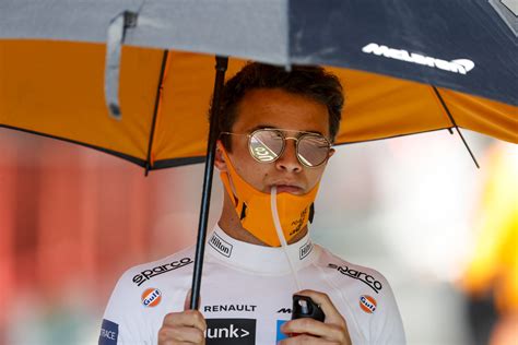 Lando Norris, McLaren under an umbrella on the grid - Points to be Made