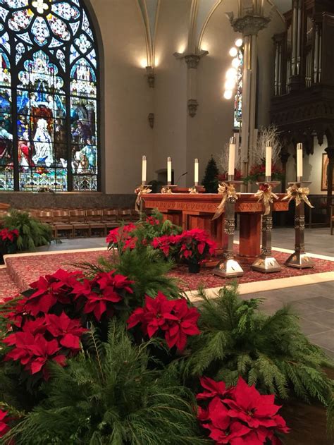 Christmas Alter | Church christmas decorations, Christmas church ...