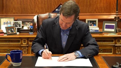 Governor Andy Beshear signs bill, lowering Kentucky's income tax ...