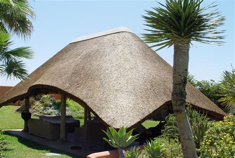 10 Thatched Gazebo Ideas for Your Backyard - Cape Reed International ...