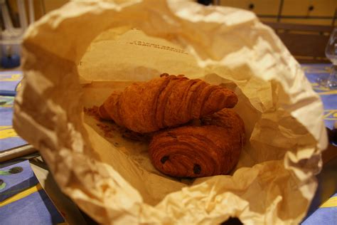 Alstublieft: Croissants and Hot Chocolate