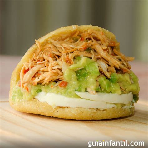 Arepas rellenas de pollo y aguacate. Receta venezolana