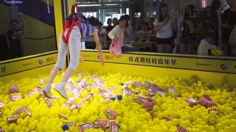 Big claw machines using man as claw have gained popularity over the ...