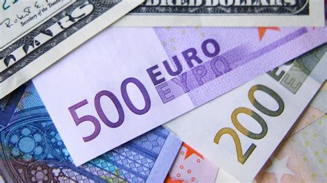 Euro falls below dollar for first time in 20 years - BBC News