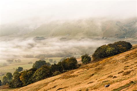 «Hope Valley In The Mist, Peak District» del colaborador de Stocksy ...