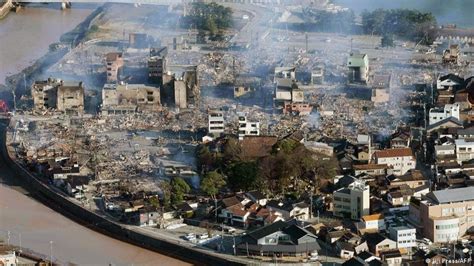 Japan earthquake: Over 50 dead as rescuers race against time – DW – 01 ...