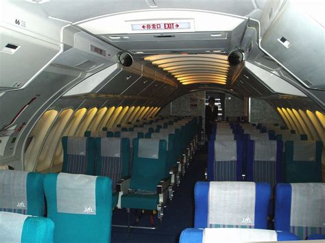 Japan Airlines 747 Upper Deck Coach | Aircraft interiors, Airplane ...