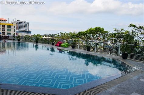 Azure Pool Bar & Cafe at Le Meridien Kota Kinabalu