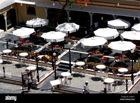 Table umbrella restaurant umbrella hi-res stock photography and images ...