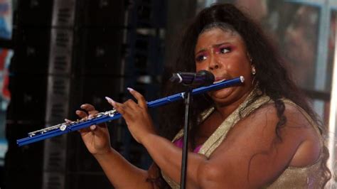 Lizzo In Tears At Flute Hero James Galway's Xmas Message - Dig!