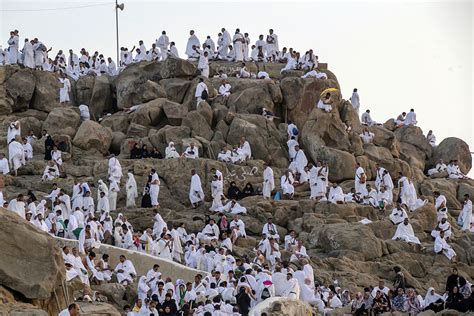 Muslim pilgrims gather at Mount Arafat for hajj's pinnacle