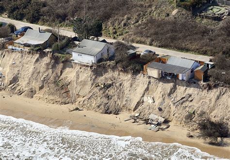 Demolition begins on Hemsby clifftop homes falling into sea | Daily Mail Online