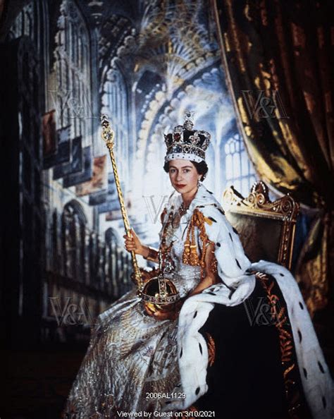 Queen Elizabeth II in Coronation Robes, photo Cecil Beaton. England ...