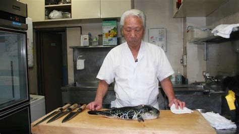 Preparing fugu, Japan's poisonous fish dish - BBC News