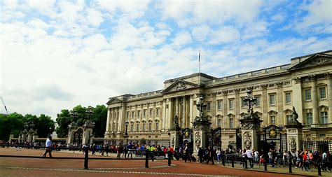 Buckingham Palace. With loads of tourists outside | Buckingham palace ...