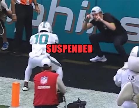 NFL suspends cameraman over reaction to Tyreek Hill backflip-selfie ...