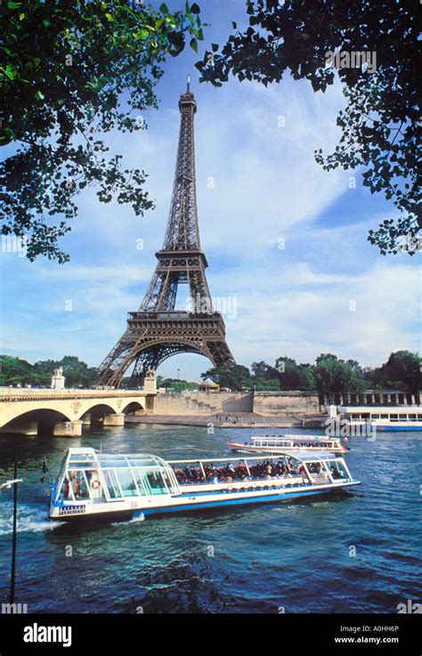 France paris eiffel tower bateau mouche hi-res stock photography and ...