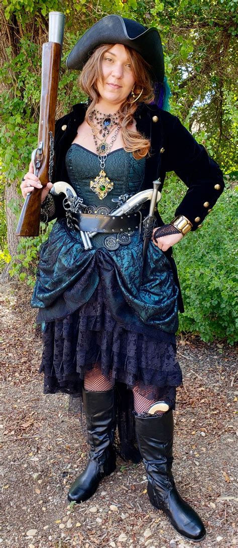 Pirate women's Costume Ideas Looking to become a Gorgeous Fancy Pirate ...